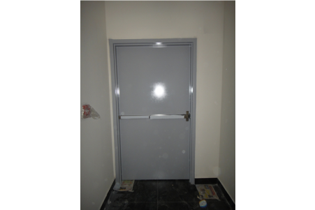 puerta-metalica-de-escape